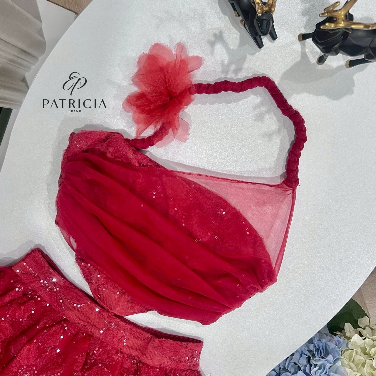 Set 2ชิ้น เสื้อ+กระโปรง🔥 เซ็ทนี้ตัวเสื้อเป็นทรงเกาะอกเข้ารูป ด้านบนจะมีสายถักติดดอกไม้เก๋ๆไว้สำหรับคล้องคอ ใช้ผ้าซีทรูสีแดงและมีซับในด้านในมีฟองน้ำอย่างดี เป็นงานซิปหลัง✨✨ มาคู่กันกับกระโปรงสีแดง ใช้ผ้าลูกไม้เนื้อดี นิ่ม ไม่คัน แลัมี