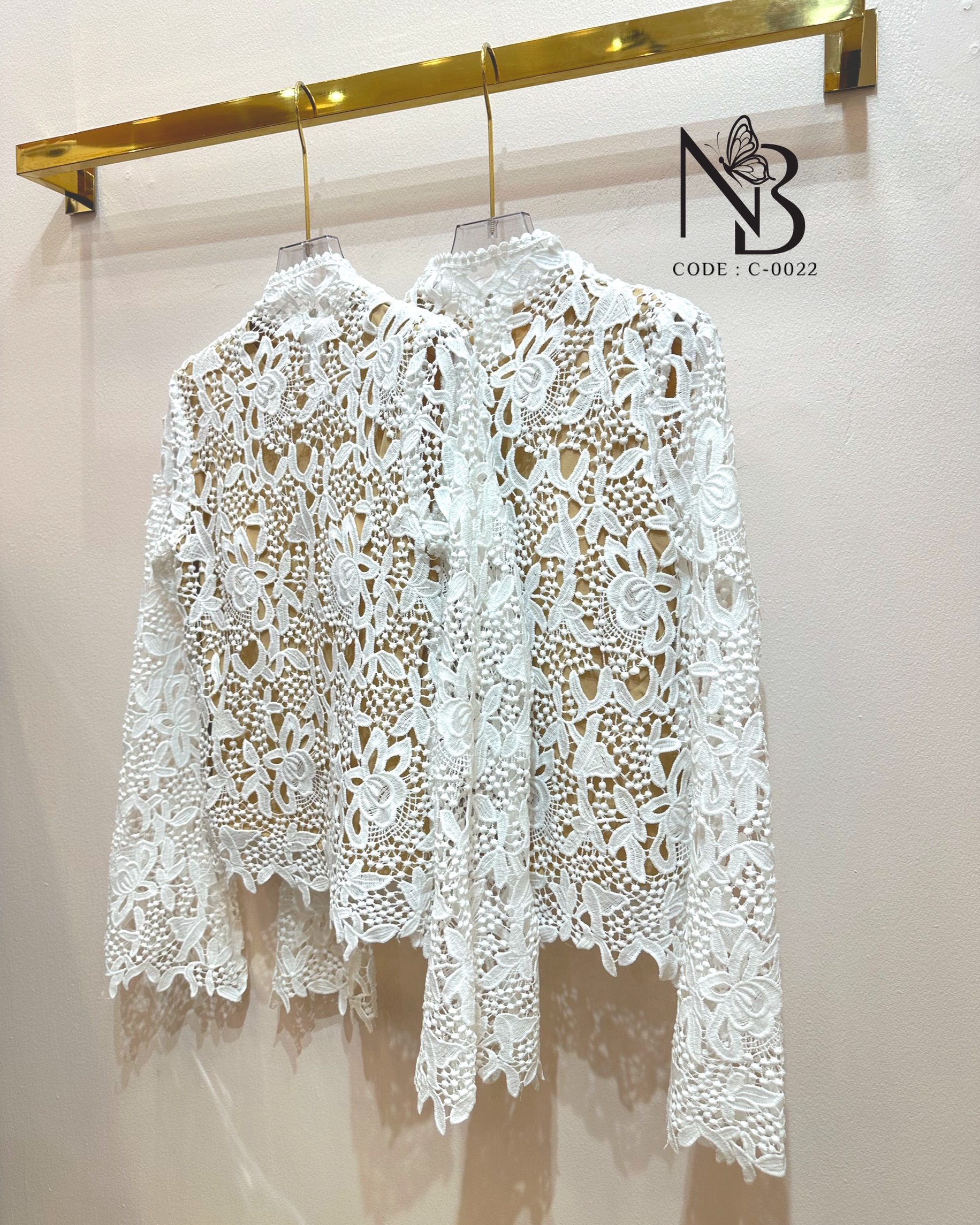 เสื้อลูกไม้ทรงคอเต่าแขนยาวแบบบานออก ชายระบาย มีซับในผ้าคอตตอน มีฟองน้ำเสริม มาด้วยกัน 2 สี สีฟ้าและสีขาว ชุดเข้าพรรษา ทอดกฐิน งานบุญ งานวัด งานเทศกาลไทยต่างๆ ใครที่มีกระโปรงผ้าถุงที่บ้านอยู่แล้ว อยากได้แค่เสื้อ ก็จัดมาให้แล้วนะ 🤍🩵 #NABIBRA