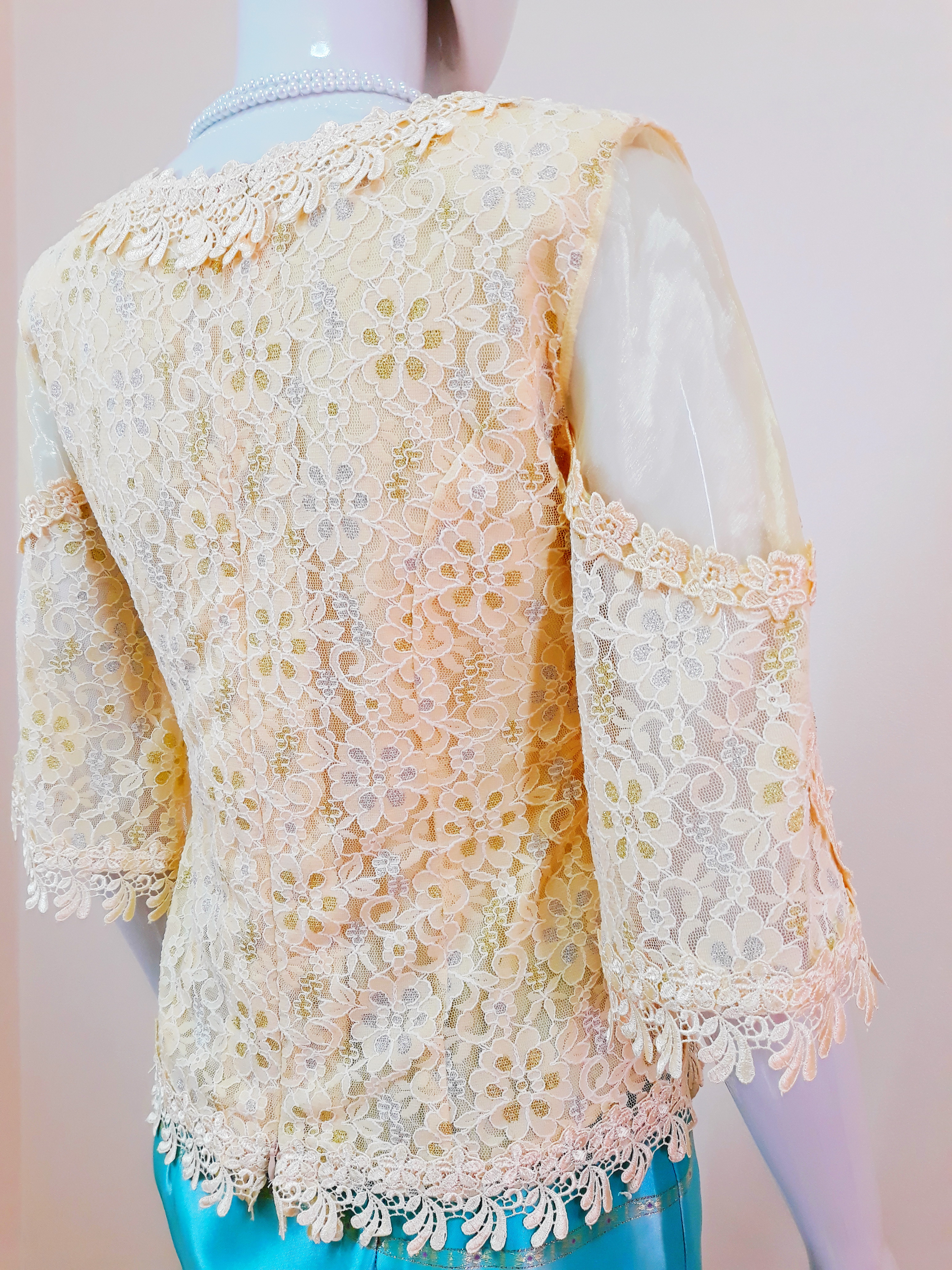 เสื้อลูกไม้ สีครีม สวยหรู ดูดีมีระดับ มีซับในตัว (อกวัดเต็ม37 : รอบอก 34-35 นิ้ว/ใส่ได้)