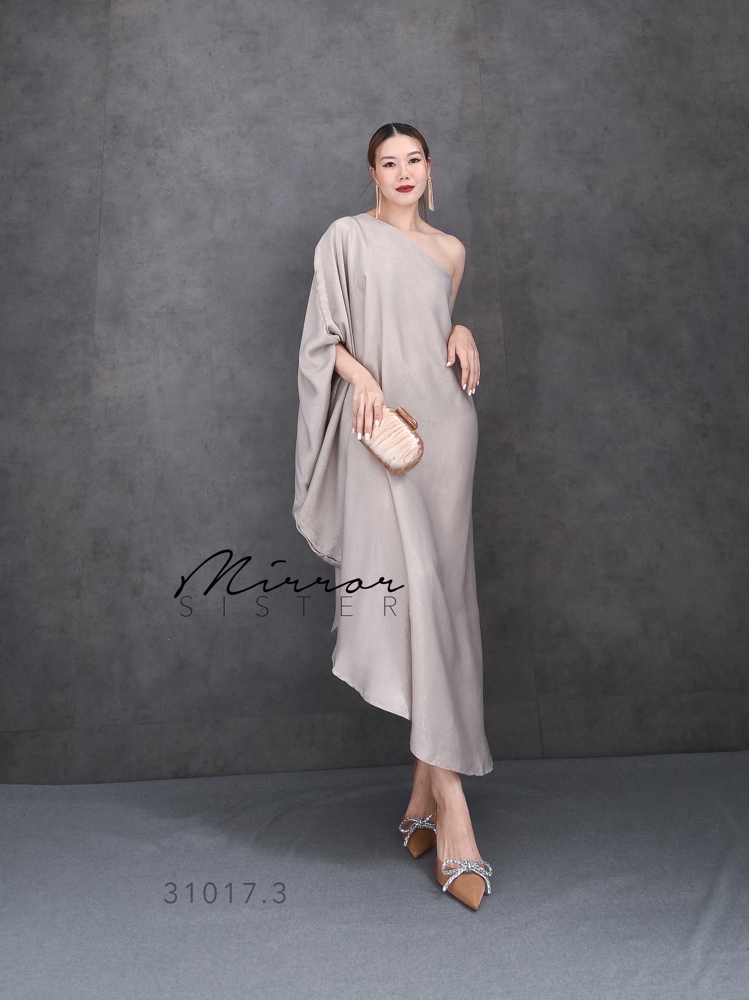 MiRRoRSiSTER's CiCi SiNGLE SHoULDER DReSS•• เดรสไหล่เดียว ทรงสวยเรียบๆแต่โก้ เนื้อผ้าซิลค์ซาตินนุ่มลื่นสวยหรู ใส่ออกงานได้ลุคสวยไฮโซ ทรงหลวมๆอำพรางหุ่นใส่สบาย ใส่แล้วสวยผ่องทุกเฉดสี