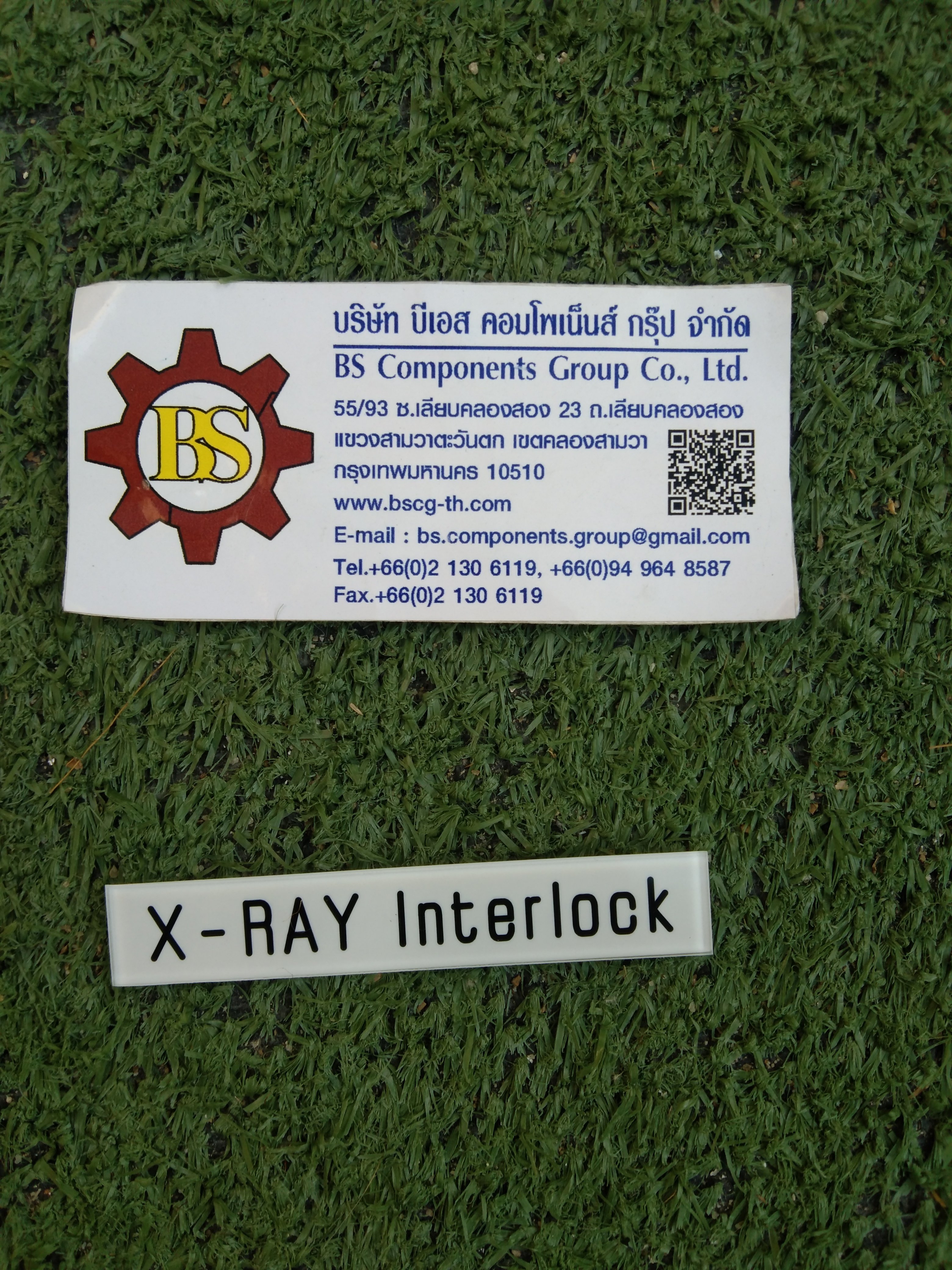Name plate 1.2x7cm.พื่น ขาวตัวดำ กัดด้านหลัง