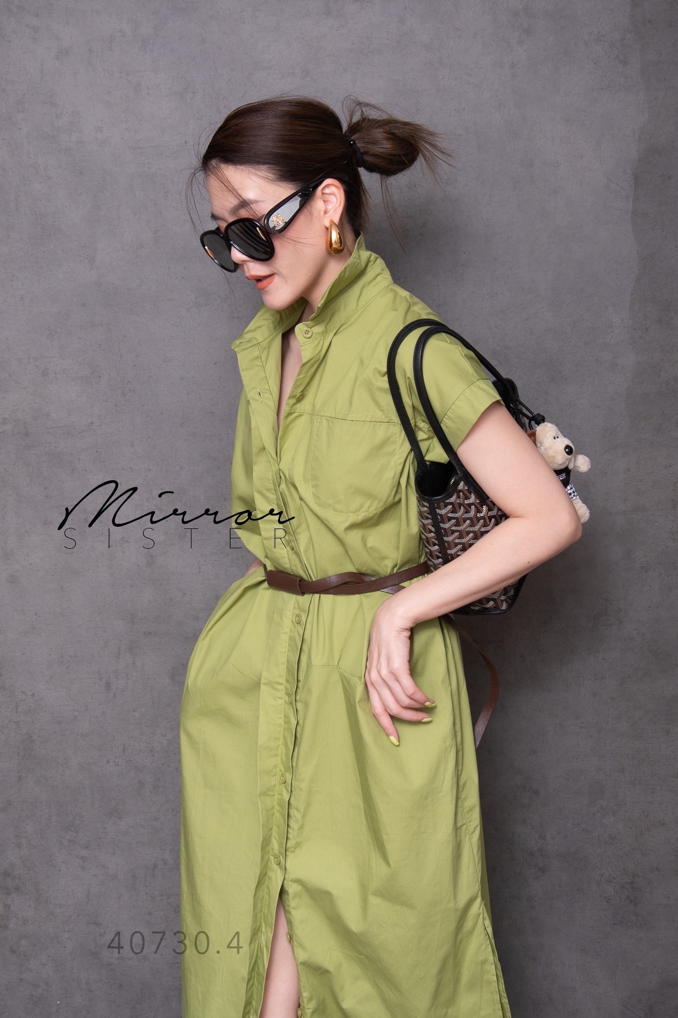 MiRRoRSiSTER's MiYa SHiRT DReSS•• เดรสเชิ้ตแขนสั้น เบสิคสไตล์แต่เก๋ที่ดีเทลการจับขยุ้มด้านหน้า แต่งสาบติดกระดุมซ่อน มีกระเป๋าล้วงได้2ข้างลำตัว มาพร้อมเข็มขัดดีไซนเรียบเก๋ จะใส่แบบคาดหรือไม่คาดเข็มขัดก็ดูดี ใส่ง่ายใส่ได้บ่อยทุกโอกาส