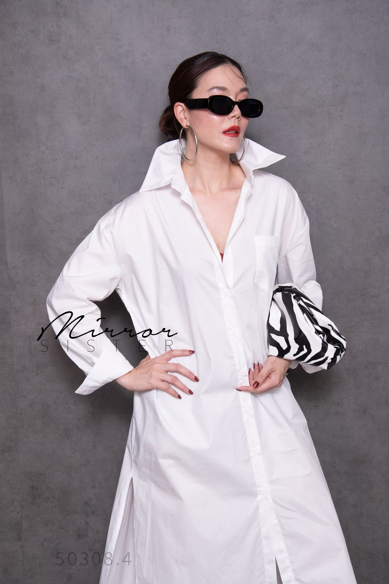MiRRoRSiSTER's THéM DReSS SHiRT•• เดรสเชิ้ตทรงเบสิคเรียบง่าย แต่ใครใส่ก็เก๋ จะใส่เป็นเดรสหรือใส่เป็นเสื้อคลุมตัวยาวก็ดูดีมีสไตล์ มีกระดุมผ่าหน้าเปิดปิดได้ มีกระเป๋าหน้า ชายล่างผ่าแหวก2ข้าง adaptใส่ได้หลายโอกาส สดใสทุกสี