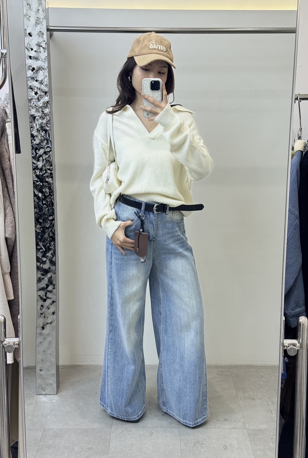 กางเกงขายาวทรงขากระบอกใหญ่ มาพร้อมเข็มขัด ✔ ดีเทลเข็มขัดแต่งห้อยกระเป๋าใบ ✔ ผ้ายีนส์ฟอกสีอย่างดี