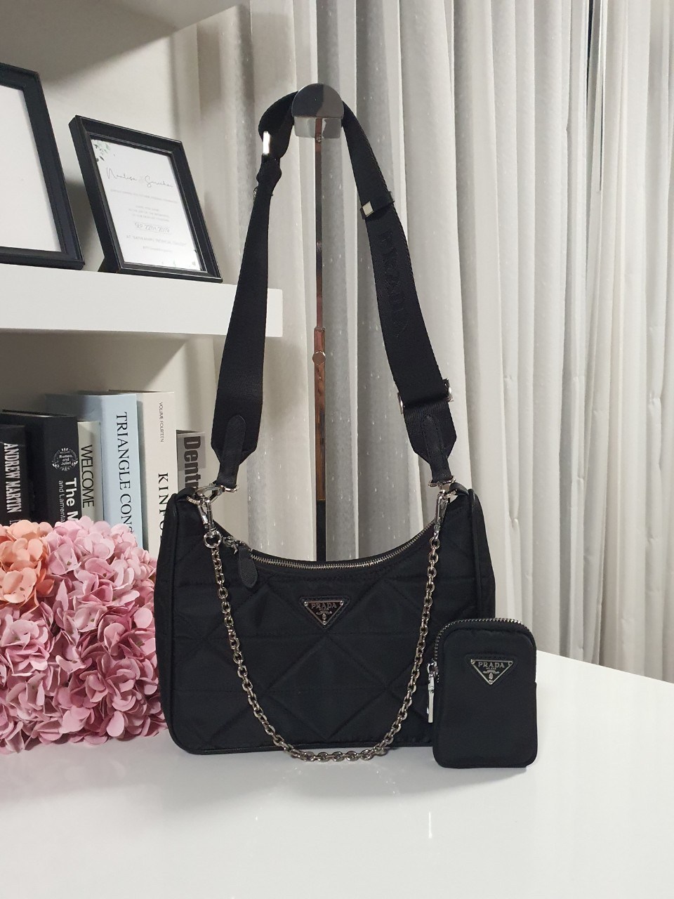 กระเป๋าสะพายไฮโซเรียบหรูดูแพงแบรนด์เนมพราด้าพรีเมี่ยมกิ๊ฟสีดำลายนวม Prada premium gift bag