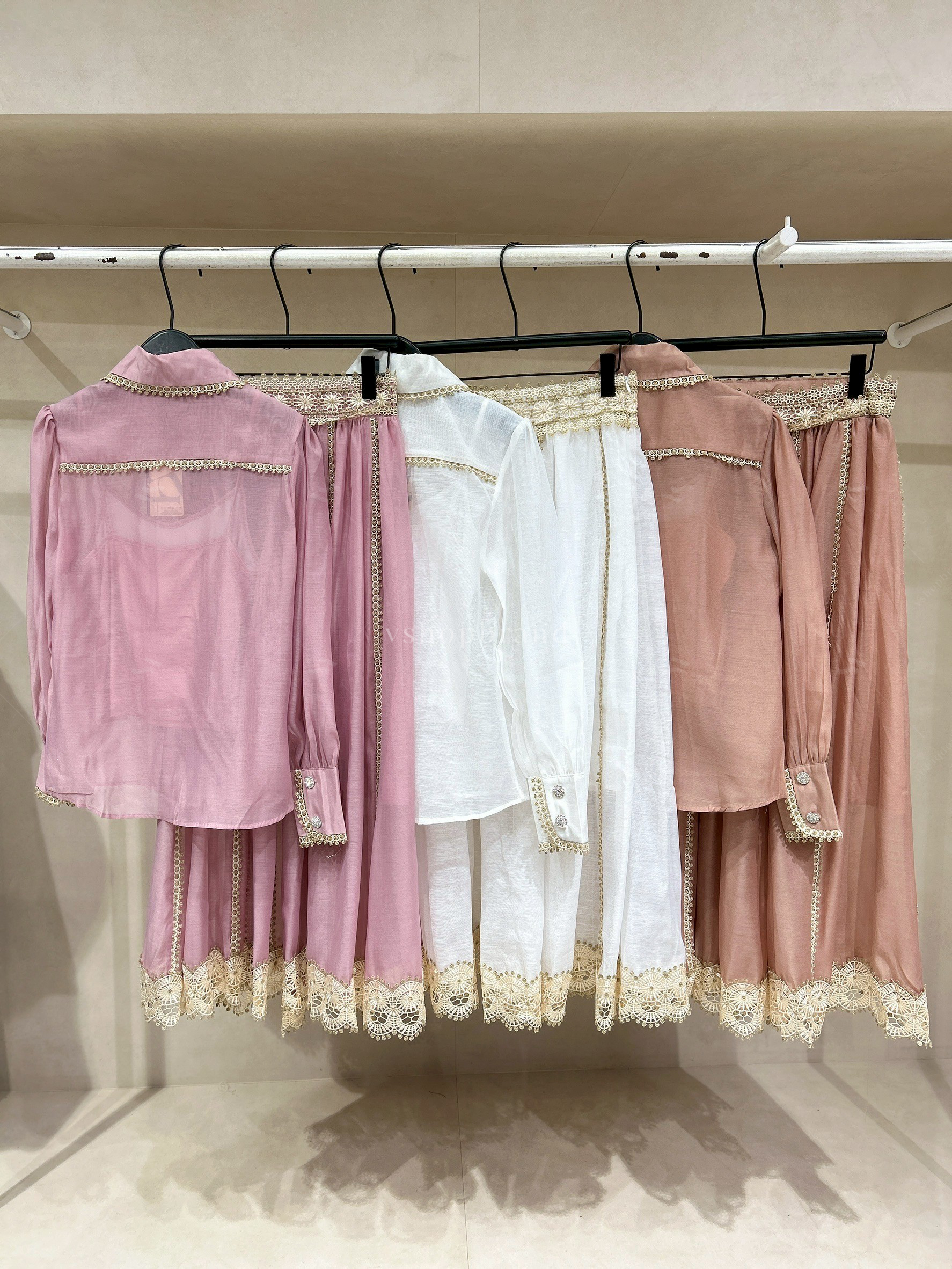 Set เสื้อเชิ้ตผ้าออเเกนซ่ากุ๊นขอบลูกไม้สีทอง+กระโปรงยาว+ซับใน