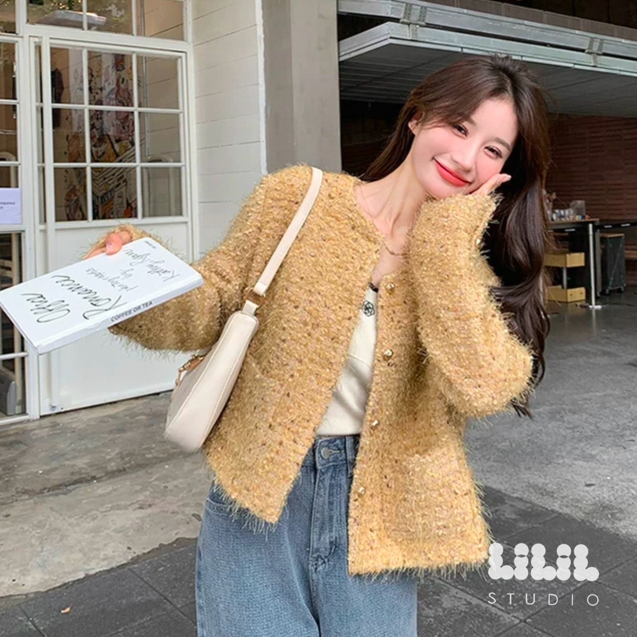 เสื้อทวีต ผ้าขนสั้นนุ่มๆ มีกลิตเตอร์นิดๆ มีซับในเย็บกลับ กระเป๋าหน้า กระดุมสวยค่ะ