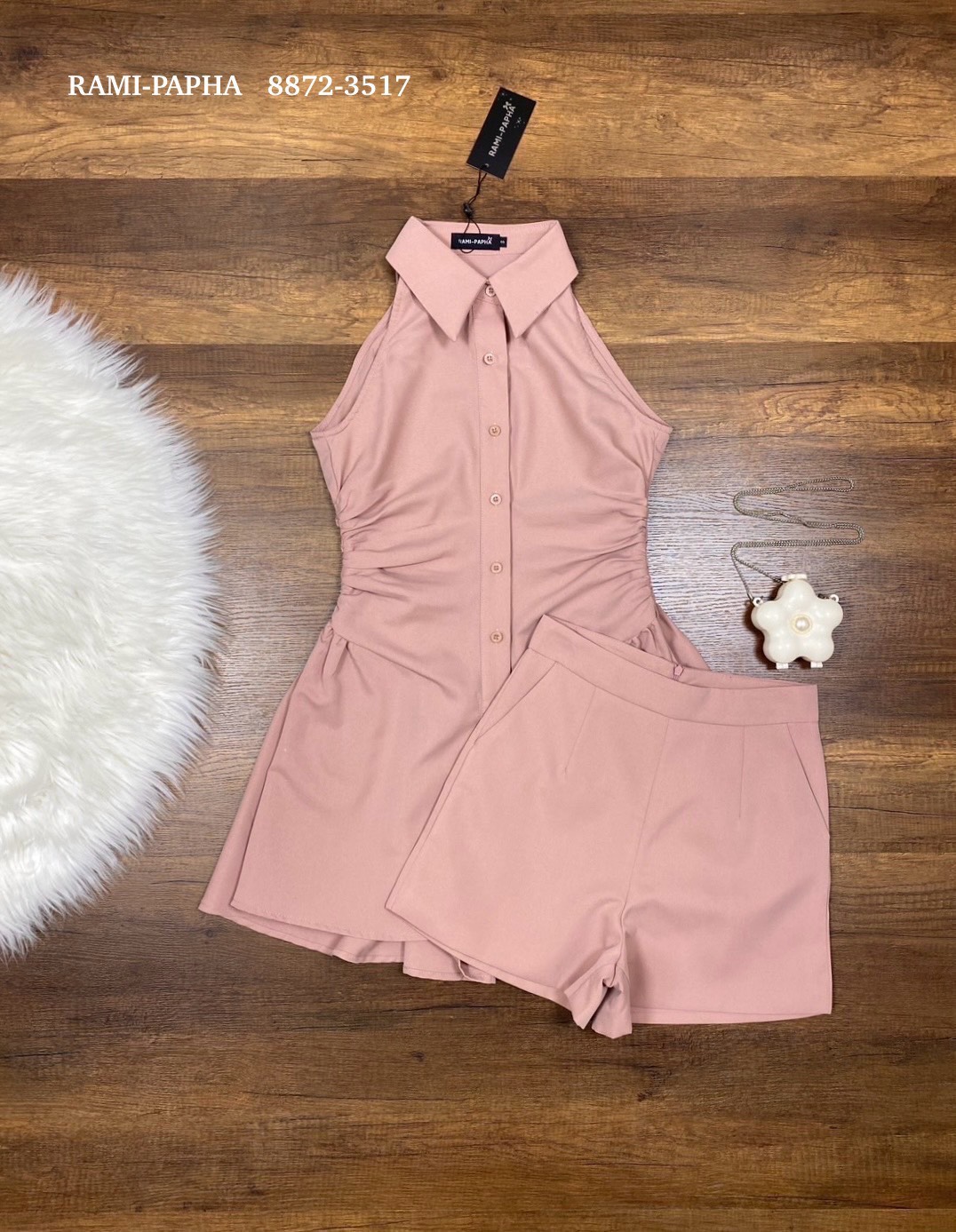 Label :: RAMI-PAPHA(รมิปภา) White Gold Set. เซต3ชิ้น.. สีขาวแบบฉบับผู้ดี เสื้อคอปกกระดุมหน้า ดีเทลเก๋ทั้งตัว ดีเทลเสื้อหน้าสั้น ด้านหลังยาว เนื้อผ้านิ่มรีดง่าย สวมใส่สบาย ++กางเกงขาสั้นเนื้อผ้าและสีเดียวกัน ซับในอย่างดีทั้งตัว มีกระเป๋าใช้งานได้จริง ซิปหล