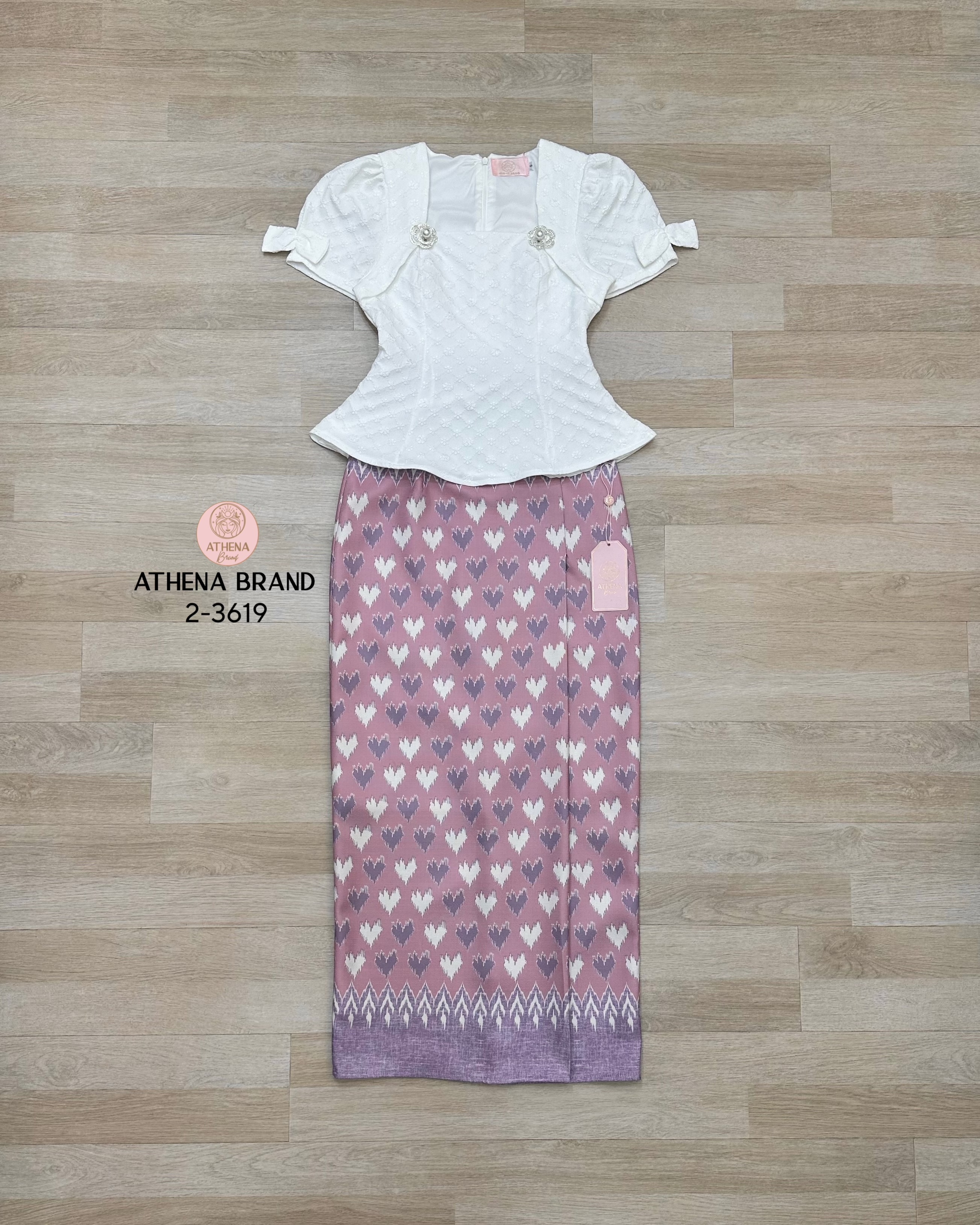 Tag 🔖 :Athena (อธีน่า) Brand Detail :: เสื้อ+กระโปรง+เข็มกลัด Set 3 ชิ้น เสื้อดีไซน์สวยเก๋ช่วงแขนแต่งโบว์เย็บติด มีซับใน สวมใส่แบบซิปด้านหลัง แมตช์มาคู่กับกระโปรงพิมพ์ลายป้ายทบคล้ายงานผ้าซิ่นป้ายสำเร็จทรงเข้ารูป เนื้อผ้าดี๊ดีมีTexture ชายกระโปรงด้