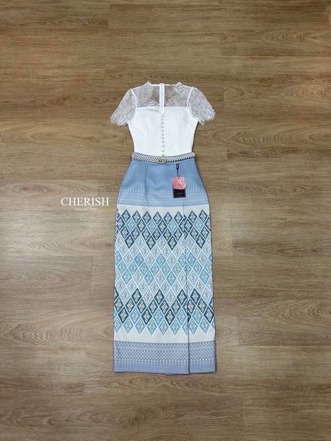 เซ็ทชุดไทย 3 ชิ้น ตัวเสื้อลูกไม้ซีทรูด้านบน พร้อมซับใน เกาะอกด้านในตกแต่งกระดุมพร้อมผ้าถุงสำเร็จพิมพ์ลายไทยสุดเก๋เนื้อผ้าอย่างดี มาพร้อมเข็มขัดมุกสุดหรู จะใส่เข้าพิธีสำคัญ งานบุญ งานมงคลสมรส