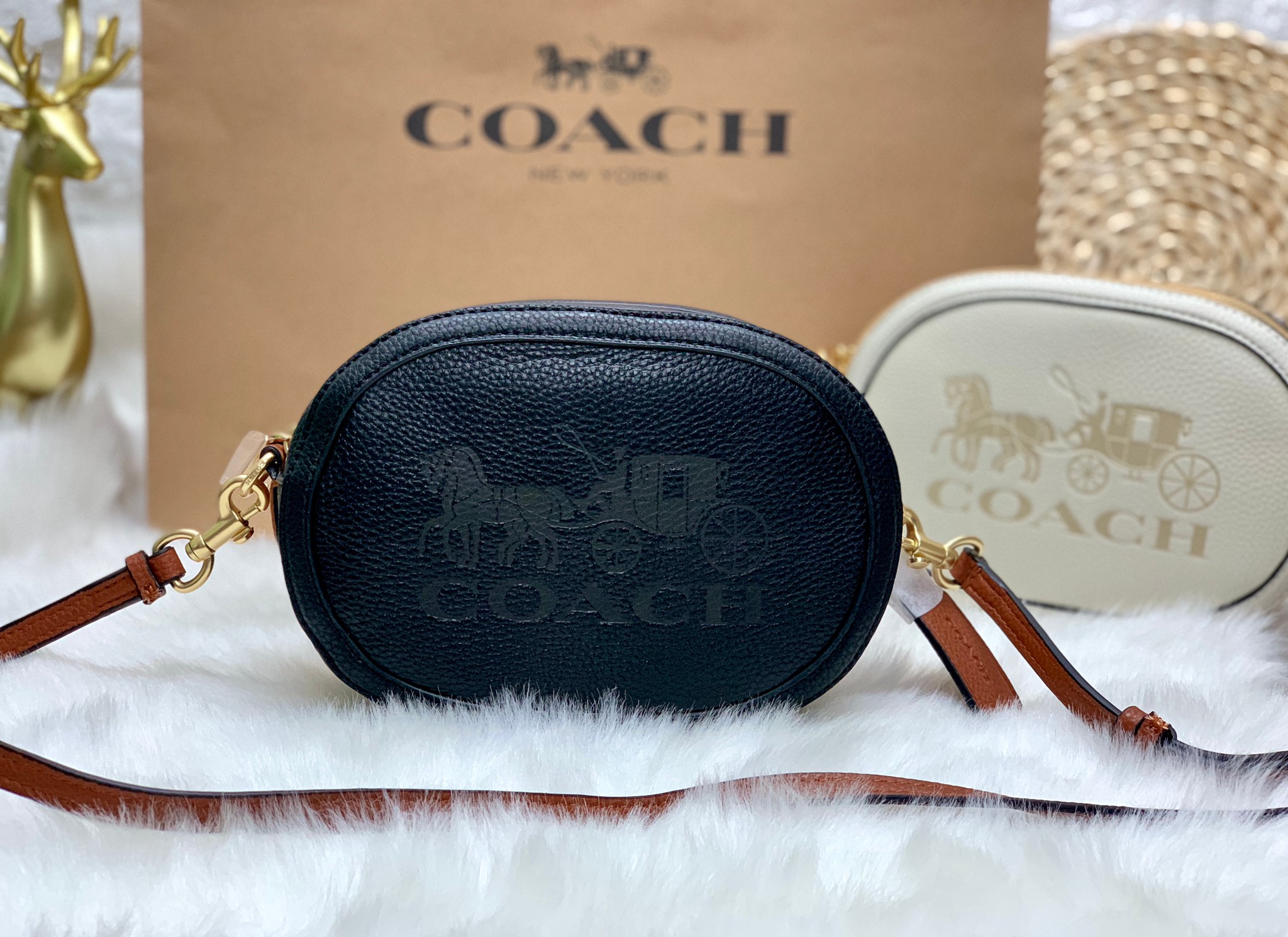 กระเป๋าสะพายไฮโซน่ารักเก๋ๆ ทรงกล่องกลมแบรนด์เนมโค้ชสีดำแดง COACH Camera Bag In Colorblock ((C4056//C4156))