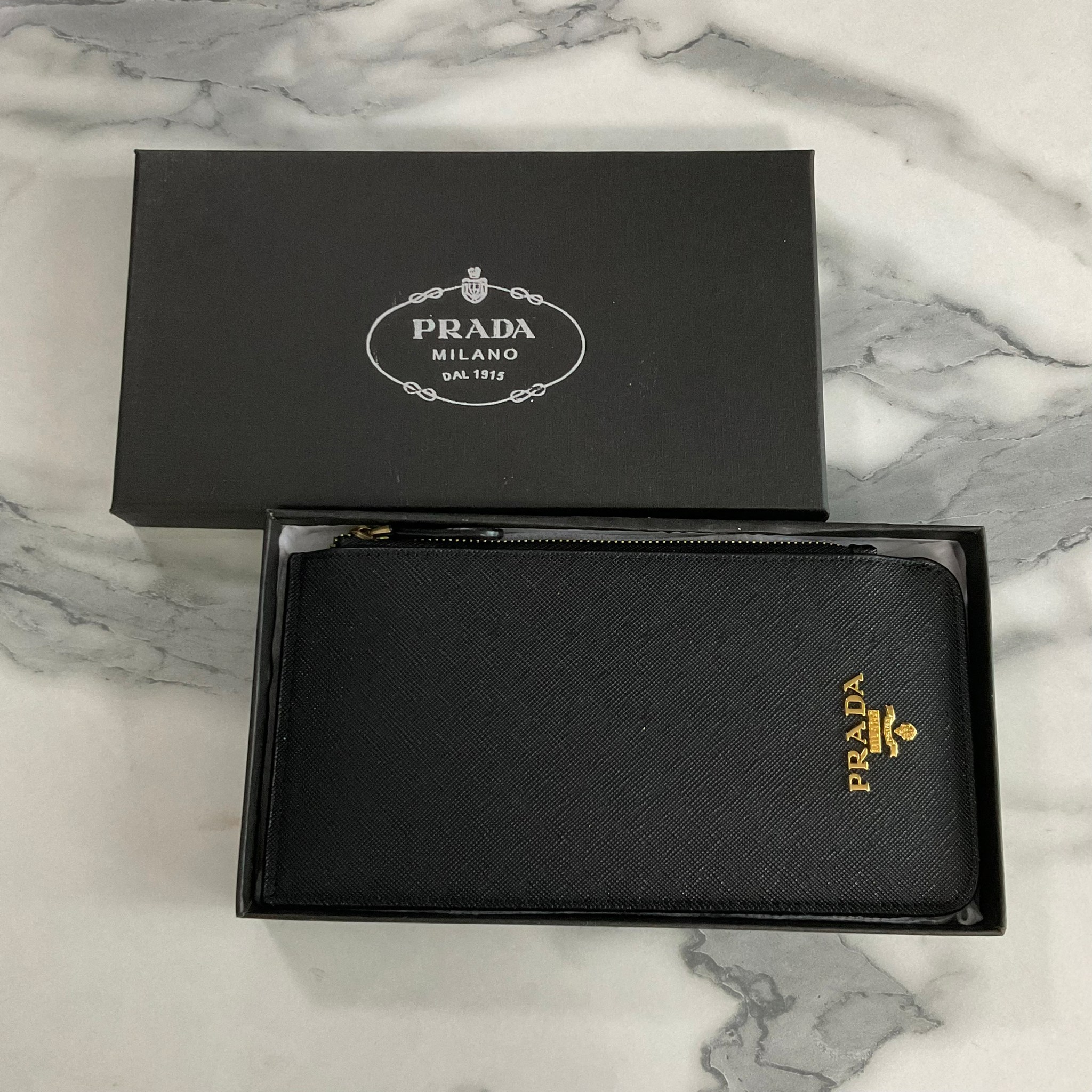 กระเป๋าสตางค์ใบยาวใส่บัตรได้เยอะแบรนด์เนมพราด้าพรีเมี่ยมกิ๊ฟ Prada premium gift wallet สีดำอะไหล่ทอง