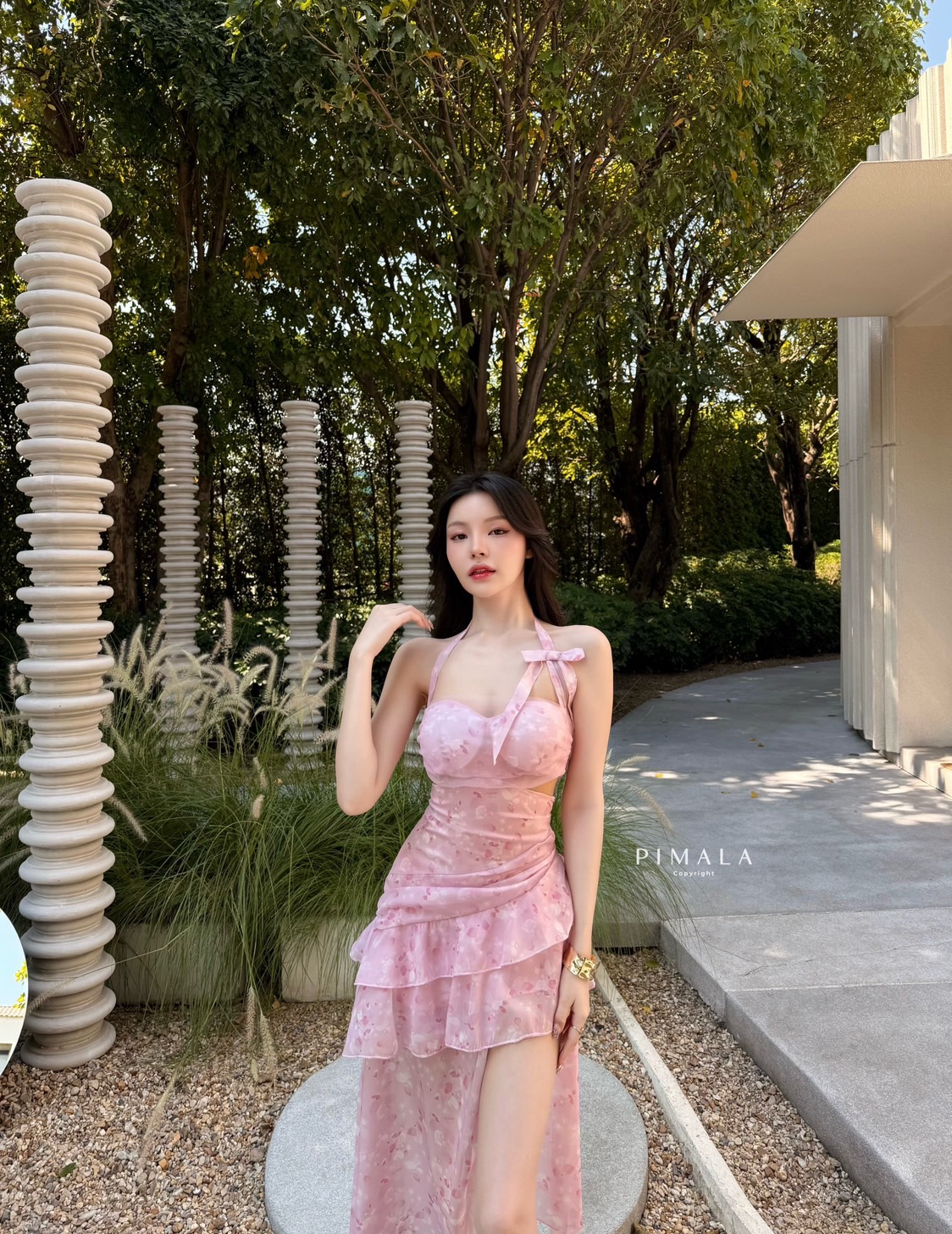 Dress pink sweet สวยมากก ลายผ้าน่ารักมากเป็นลายขายดีของทางร้านหมดตลอดถ้าทำลายนี้มา สายไหล่เป็นโบว์ซีทรูชั้นนอกที่หน้าอกโต่วอินสุดๆ กระโปรงออกแบบซับซ้อนตามสไตล์แฟชั่นนิสต้า มีซับใน มีฟองน้ำอก ซิปหลัง ลุคนี้สวยมาก เดินแบบใดให้เหมือนลอยมาสวยเหมือนไม่มีอยู่จร