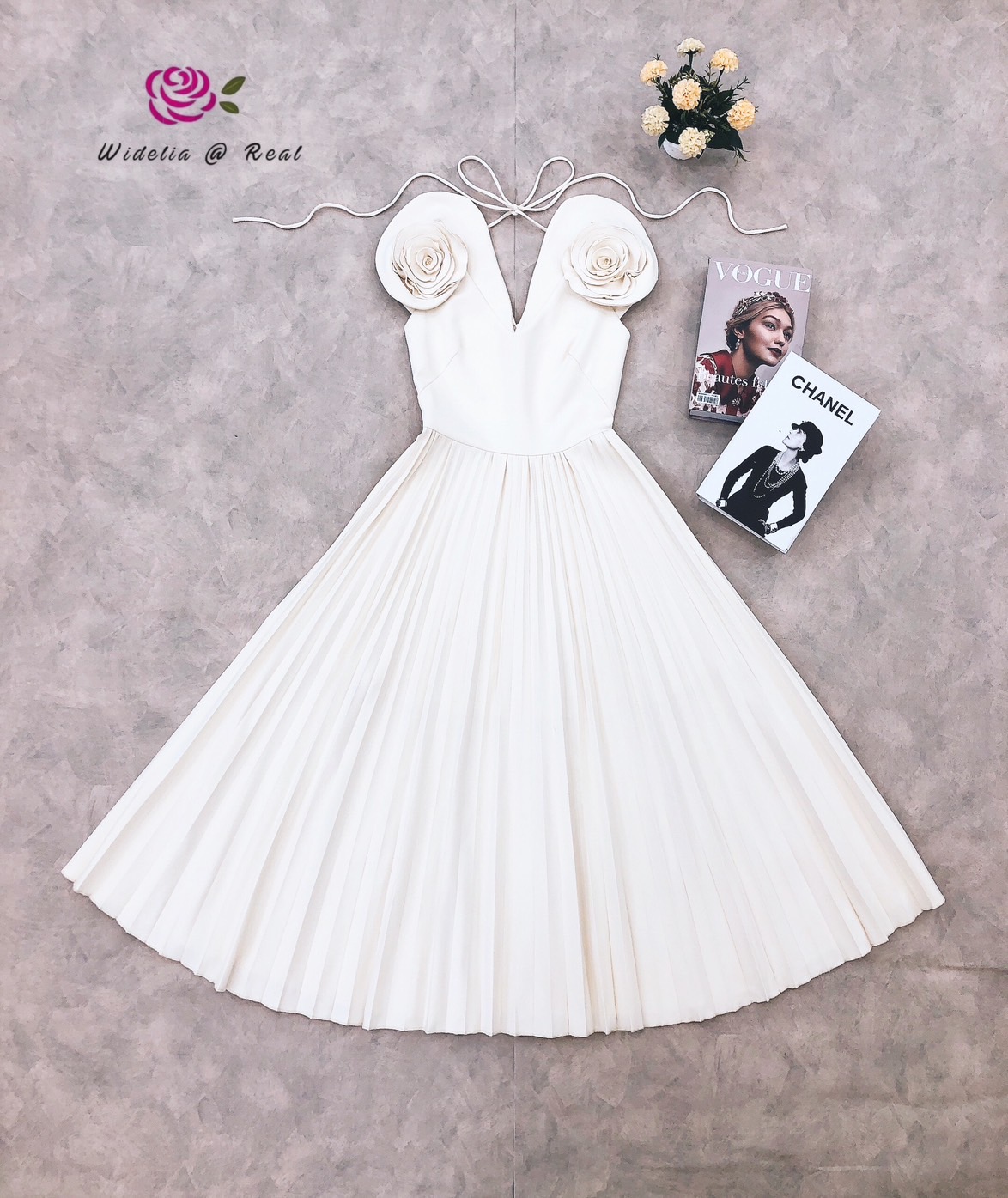 Maxi dress เเม็กซี่เดรสตัวยาว ไหล่ดอกกุหลาบ คอวีหน้าวีหลัง ผูกโบว์ ซิปหลัง กระโปรงอัดพลัท เนื้อผ้าเรียบ สีพื้น งานผ้าอย่างดีค่ะ ทรงสวยเป๊ะ คัตติ้งเนี๊ยบมากๆ รับรองใส่ออกมาไม่ผิดหวังการันตีให้เลย บอกเลยห้ามพลาดเด็ดขาด งานดีงานสวยแน่นอน