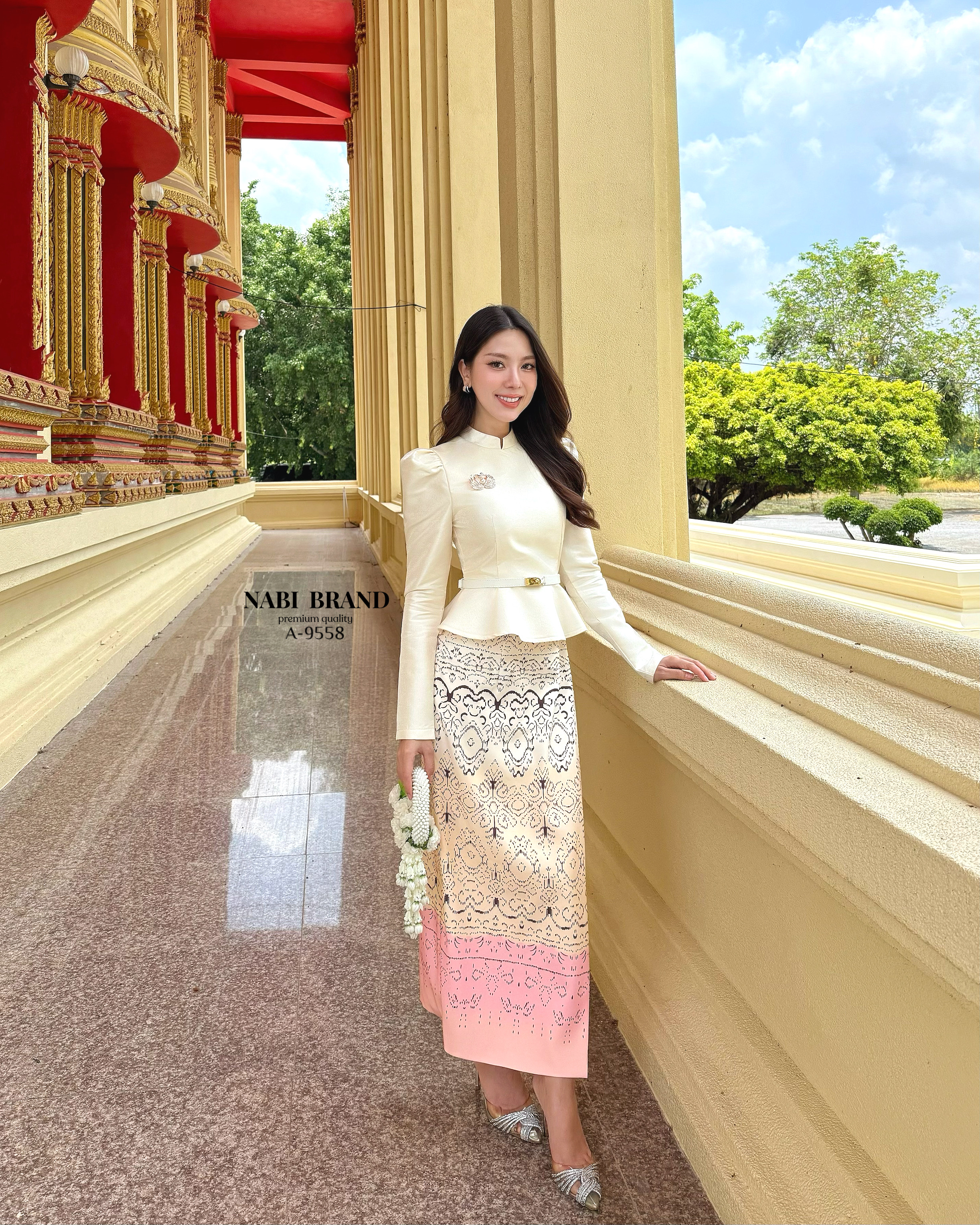 ชุดเซทชุดไทย คอลเลคชั่นใหม่ ที่คุ้มสุด ได้ถึง 4 ชิ้น 👇🏻👇🏻 💛เสื้อผ้าไหมแขนยาวสีครีม ทรงไหล่ตั้ง ปลายเสื้อแบบบาน ซิบหลัง มีซับในและฟองน้ำเสริม 💛กระโปรงพิมพ์ลายไล่เฉดสี ครีม-ชมพู ทรงสอบเข้ารูป แบบซิบหลัง มีซับใ