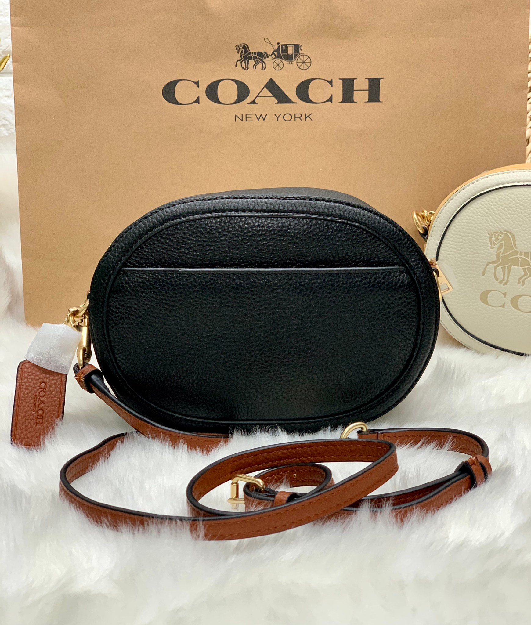กระเป๋าสะพายไฮโซน่ารักเก๋ๆ ทรงกล่องกลมแบรนด์เนมโค้ชสีดำแดง COACH Camera Bag In Colorblock ((C4056//C4156))
