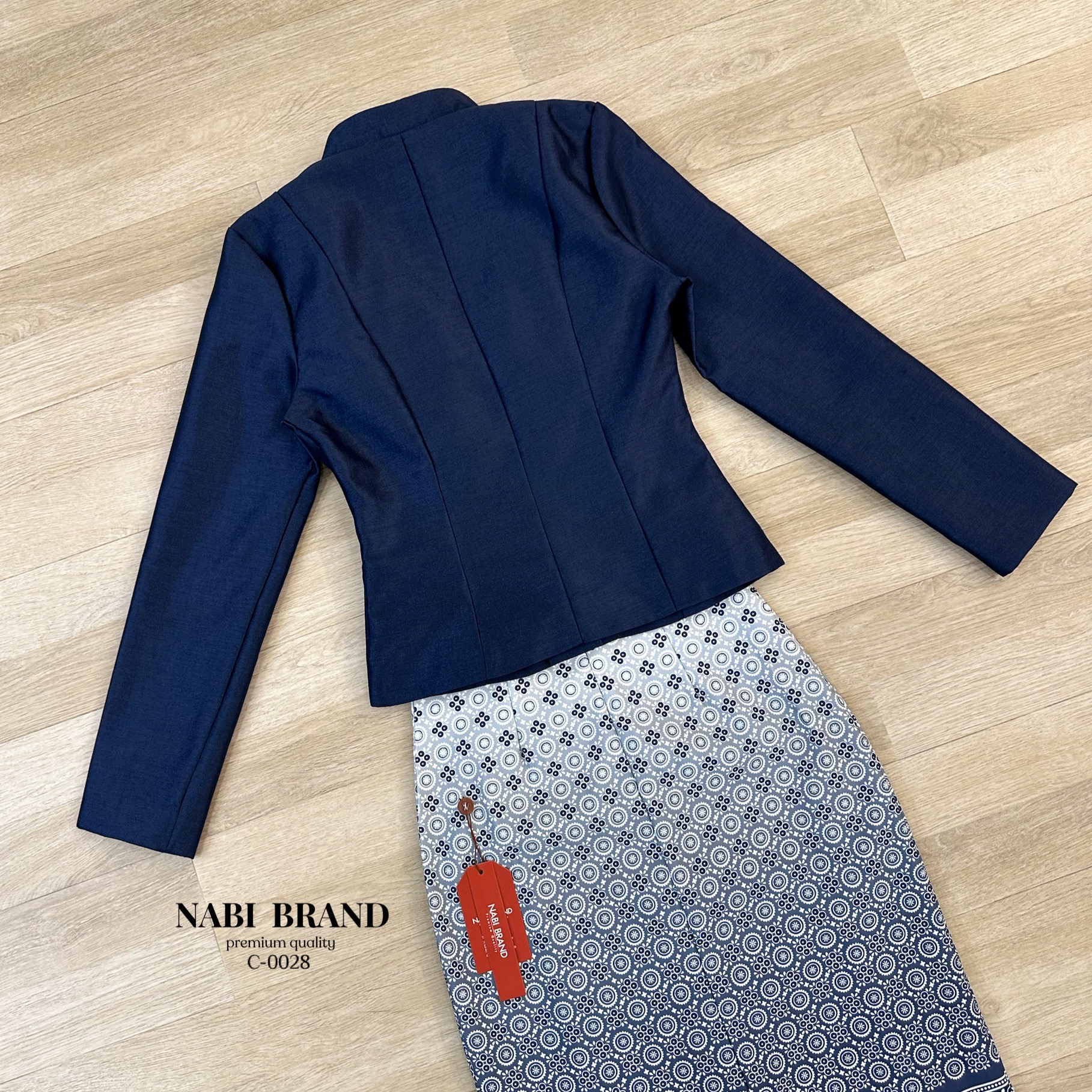 Label :: #NABIBRAND Code :: C-0028 Detail :: ชุดเซ็ตเสื้อแขนยาวสีกรม แต่งกระดุมด้านหน้า ดีไซน์สวยหรู มีฟองน้ำในตัว ผ้าอยู่ทรง มาคู่กระโปรงพิมพ์ลายสีกรมตัดขาว ผ้านุ่มนวลใส่สบายมากๆ ผ่าด้านหลังเพื่อเดินสะดวก งานซิปหลังทั้งคู่ สวมใส่ง่าย สามารถ ใส่ออกงาน ใส่