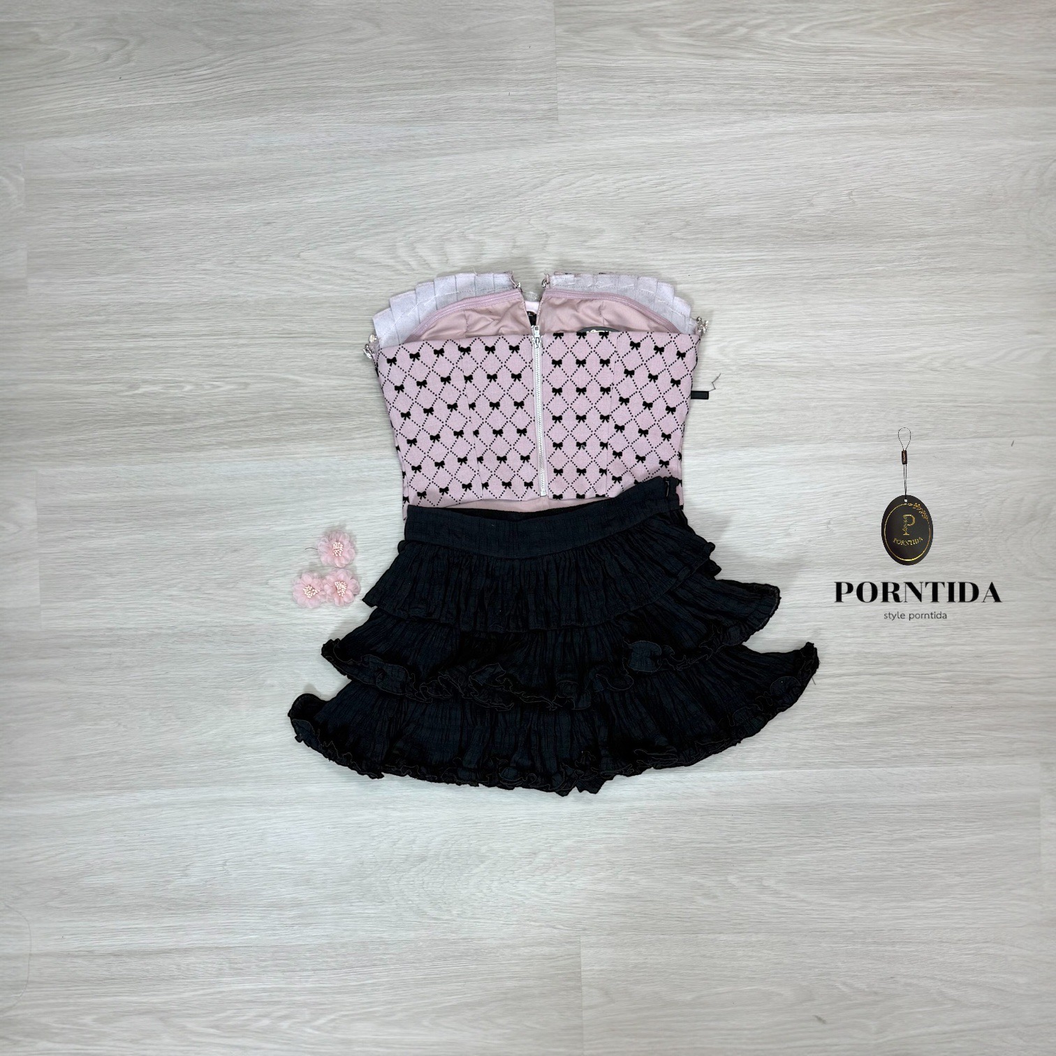 ชุดเซต2 ชิ้น เสื้อเกาะอก+กระโปรง มีซับในกางเกง ตัวเสื้อแต่งอะไหล่เพชรด้านหน้าตัวโบว์สีชมพูติดด้านหน้าเป็นเข็มกัดถอดแยกชิ้นได้และอะไหล่กระโปรงดอกไม้เป็นเข็มขัดถอดแยกชิ้นได้ตัวเสื้อหน้าอกเสริมฟองน้ำมีกันลื่นรอบตัวรุ่นนี้ผ้าดีมากค่ะ