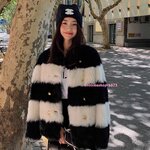 Fur Coat โค้ทขนมิ้งขนยาวพร้อมซับในหนาแต่งสีดำตัดขาวคอกลมทรงโอเวอร์ไซส์ ใส่กันหนาว กันลมได้ดี กันหนาวติดลบได้ถึง ลบ 10 องศา