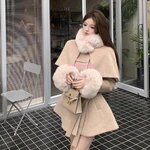 เสื้อโค้ทวูลหรูหรา ตกแต่งขนเฟอร์ฟูที่คอและแขน ลุคเรียบแต่แพง ใส่ได้ทั้งฤดูใบไม้ผลิ 🍂 หรือใบไม้ร่วง 🍁 เฟอร์ถอดได้ เปลี่ยนลุคได้ 2 สไตล์ในตัวเดียว! ใส่แล้วดูเป็นสาวเกาหลีเดินช้อปย่านกังนัม หรือจิบชาริมทะเลสาบที่เจแปน 🇰🇷Ǳ