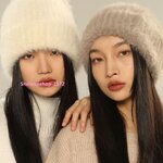 หมวกไหมพรมกันหนาวขนปุ่ย สไตล์เกาหลีใส่แล้วหน้าเด็กเหมาะสำหรับทุกรูปหน้า ใส่แล้วหน้าไม่บานขนหนานุ่มนิ่มมาก ขนฟูทำให้หัวไม่ลีบแบนใส่ได้ทั้งผู้ชายและผู้หญิงมาพร้อม 4 เฉดสี