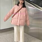 เสื้อแจ็คเก็ตบุนวมใส่ได้ทั้งผู้ชายและผู้หญิง หรือใส่เป็นคู่ เสื้อกันหนาวสไตล์เกาหลีแต่งปกคอสูง กันหนาวติดลบ กันลม กันหิมะได้ดี ทรงโอเวอร์ไซใส่แบบหลวมๆ มาพร้อม 3 เฉดสี ชมพู ดำ เบจ