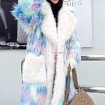 โค้ทเฟอร์ตัวแม่ งานไฮเอน สวยไม่ซ้ำ ปังทุกทริป เสื้อโค้ทกันหนาวใส่ไปต่างประเทศ งานหรูหรา ทรงโอเวอร์ไซใส่แบบหลวมๆ สีรุ้งตัดสีขาวปกบาน กระเป๋าหน้า