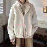 ผู้ชายสายมินิมอลต้องไม่พลาด แจ็คเก็ตวูลคอวี สไตล์อังกฤษ ทรงสั้น ใส่แล้วดูดีมีคลาส เนื้อผ้าหนา กันลม อบอุ่นกำลังดี ใส่ได้ทุกวัน 3 สีโทนนุ่มแมตช์ง่าย มาพร้อม 3 เฉดสี ขาวเบจ เทา ดำ