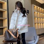 เสื้อขนเป็ดบุนวมแนวออนนี่กันหนาวใส่ติดลบทรงเบสิคใส่ได้ตลอดผู้หญิงหรือผู้ชายก็ใส่ได้ แต่งปกคอสูงโอเวอร์ไซใส่หลวมๆ มี 3 สี หลายไซให้เลือก