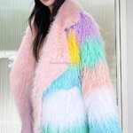 เสื้อโค้ทขนเฟอร์ โค้ทเฟอร์งานพรีเมี่ยม อลังการ สีพาสเทลความยาวปานกลางแต่งเฉดสีตัดกันปกบานทรงโอเวอร์ไซ ใส่แล้วเด่น สวย หรู สไตล์ไฮเอน ไม่ซ้ำใคร ฟรีไซ