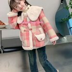 เสื้อโค้ทขนเฟอร์ซับในกำมะหยี่ นุ่ม อุ่น หรูหรา ให้เจ้าหญิงตัวน้อยพร้อมลุยทุกทริปหนาว! ดีไซน์หรูหราสไตล์คุณหนู** เทรนด์ใหม่ล่าสุด น่ารักแต่ดูแพง ผ้าขนกำมะหยี่นุ่ม ซับในกำมะหยี่** อุ่นสบาย ไม่ระคายเคืองผิวเด็ก แต่งขอบและปกขนเฟอร์พรีเมียม** เพิ่มความหรูหรามี