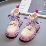 Stella Lou Boots รองเท้าบูทเด็กกันหนาวบุขนด้านใน บูทเด็กลายสเตลล่าลูทรงมาร์ติน บูทสั้นเด็กหนังพียูเกรดพรีเมี่ยมขัดเงาสีพื้นชมพู พื้นกันลื่น กันหนาว กันหิมะ กันลมได้ดีมี 2 สี ไซ 26 ถึง 36