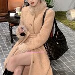 โค้ทกันหนาวไฮเฮน โค้ทเฟอร์ตัวยาวทรงสลิม เสื้อโค้ทของผู้หญิงสำหรับใส่ไปต่างประเทศ แต่งขนเฟอร์ปลายแขนและขอบคอเสื้อ หรูหรา มีสไตล์ไม่ซ้ำใคร โค้ทสีน้ำตาลทอง มาพร้อมเชือกผู้เอวสีเข้าชุด