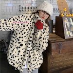 Leopard Lover Must-Have ลายเสือกลับมาแรงอีกครั้ง เสื้อโค้ทขนกำมะหยี่นุ่มฟู ทรงหลวมใส่สบาย สไตล์เกาหลีสุดชิค ใส่เที่ยวต่างประเทศก็ปัง ใส่ในเมืองก็เก๋ อุ่นแต่ไม่อ้วน ใส่แล้วดูแฟสุดๆ ใส่เที่ยวได้ตั้งแต่โซลถึงซัปโปโร พร้อมให้เลือกหลายไซ ใส่ยังไงก็สวยทุกองศา