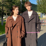 Trench Coat ไซใหญ่โค้ททรงโอเวอร์ไซสไตล์อังกฤษหลวมๆ ใส่สบายโค้ทเกรดพรีเมี่ยมสีพื้นใส่เป็นคู่หรือใส่เดี่ยวก็เหมาะมาก กันหนาว กันลม กันหยดน้ำได้ดี ใหญ่สุดอก 50 นิ้ว