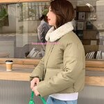 แจ็คเก็ตขนเฟอร์ตัวสั้น กันหนาว กันลม กันหิมะ แต่งปกขนเฟอร์ ใส่ได้หลายแบบ ผ้าฝ้ายเคลือบสารสะท้อนหยดน้ำ แนวออนนี่ ใส่เข้าชุดได้ทุกแบบ เรียบ หรู มาพร้อม 4 เฉดสี