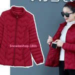 เสื้อกันหนาวสำหรับผู้หญิง ใส่อุณหภูมิติดลบได้ ทรงแจ็คเก็ตตัวสั้นสลิมเข้ารูปใส่แล้วดูผอมเพรียวไม่พอง ผ้าน้ำหนักเบา เคลือบสารสะท้อนหยดน้ำ กันลม กันหิมะได้ แต่งปกคอสูง มี 6 สี