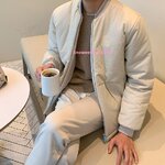 หนาวนี้ต้องมี! แจ็คเก็ตกันหนาวสไตล์เกาหลี แจ็คเก็ตทรงเบสบอล โอเวอร์ไซซ์ ใส่แบบหลวมๆ สบายสุดๆ! เหมาะสำหรับหนุ่มๆ ที่ชอบลุคเท่ **สตรีทสไตล์** หรือมินิมอล เรียบง่ายแต่ดูดี จุดเด่นที่ต้องมีติดกระเป๋า! กันหนาวได้ดี** อุ่นแต่ไม่อึดอัด ใส่เที่ยวต่างประเทศได้สบาย