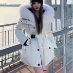 แจ็คเก็ตสีขาวผ้าฝ้ายพร้อมเคลือบสารสะท้อนหยดน้ำ ฮู้ดขนเฟอร์ ปกขนเฟอร์ ทรงสลิมเข้ารูปสำหรับผู้หญิงใส่เที่ยวต่างประเทศหรือใส่เป็นชุดสกี เสื้อโค้ททรงแจ็คเก็ตผ้าฝ้ายหนา ปกขนเฟอร์สีขาวระดับไฮเอนด์