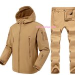 ชุดกันหนาวของผู้ชาย ผู้ชายสายเที่ยวต้องมี! เสื้อกันหนาวฟังก์ชันครบ ผ้านิ่มใส่สบาย กันหนาว กันลม กันน้ำ ระบายอากาศดี ไม่อับชื้น บุกำมะหยี่ อุ่นแต่ไม่เทอะทะ พร้อมหมวกฮู้ด กันลมจัดๆ ได้สบาย มี 4 เฉดสีสุดเท่ ไซ S – 3XL