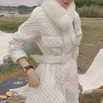 เสื้อโค้ทตัวยาวสไตส์ฝรั่งเศส แนววินเทจผ้าฝ้ายบุนวมหนาทรงสลิมเข้ารูป แต่งกระดุมหน้าพร้อมเข็มขัดสีเข้า ปกคอสูงพร้อมเฟอร์ถอดแยกได้