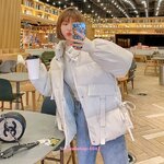 เสื้อขนเป็ดผู้หญิงบุนวมหนา แต่งโบว์ผูกข้างปรับขนาดได้ ปกคอสูงซิปกระดุม 2 ชั้น ใส่ติดลบได้ลบ 40 องศา