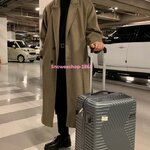 เสื้อโค้ทสไตล์เกาหลี โค้ทกันหนาวของผู้ชาย โค้ทตัวยาวทรงเบสิคใส่กันหนาว กันลม กันหิมะ ปกคอวี สีพื้นผ้ากันน้ำ มี 2 สี