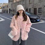 เสื้อกันหนาวสไตล์คุณหนู เสื้อทำจากขนแกะสังเคราะห์พร้อมซับในหนา คอกลมมีกระเป๋าหน้าทรงโอเวอร์ไซ ใส่สบายนุ่มนิ่มทั้งตัว กันหนาว กันลม กันหิมะได้ มีสีชมพูและสีขาว หลายไซให้เลือก