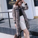 เสื้อโค้ทขนเฟอร์ลายเสือดาว โค้ทขนมิ้งสไตล์เกาหลีความยาวปานกลาง ตัดลายด้วยหนังพียูเกรดพรีเมี่ยมไม่ลอก ปกเฟอร์สีสวยเข้ากับชุดมีซับในผ้าโพลีเอสเตอร์