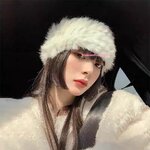 หมวกขนเฟอร์สไตล์วินเทจแบบที่คาดผมทรงกลมใส่สบาย ปิดหูกันหนาว หรือใส่เป็นหมวก คาดหน้าผากเก๋มาก ขนเฟอร์นุ่มนิ่มมี 4 สีให้เลือก