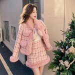 ชุดกันหนาว เซทสองชิ้น เสื้อโค้ท+กระโปรง ชุดกันหนาวสไตล์คุณหนู สายหวาน หรูหราด้วยขนเฟอร์แต่งเข้ากับผ้าลายสก็อตสีชมพู กระโปรงเอวสูง มีหลายไซ เหมาะสำหรับฤดูใบไม้ผลิและใบไม้ร่วง