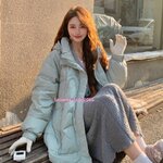 หนาวติดลบแค่ไหนก็เอาอยู่ เสื้อดาวน์บิ๊กไซส์แฟชั่นยุโรป ดีไซน์ทรงหลวม ใส่สบาย ไม่อึดอัด พิเศษ มี ฮู้ดปกตั้งกันลม เก็บลมหนาวได้ชัวร์ มีให้เลือก 3 เฉดสีสุดคลาสสิค ไซส์ใหญ่สุดถึง 61 นิ้ว (คนอ้วนก็ใส่ได้ สวย เท่ ดูเพรียวไม่เทอะทะ!) ไปต่างประเทศ หิมะตกก็มั่นใจ