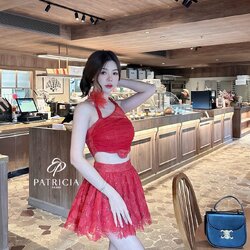 Set 2ชิ้น เสื้อ+กระโปรง🔥 เซ็ทนี้ตัวเสื้อเป็นทรงเกาะอกเข้ารูป ด้านบนจะมีสายถักติดดอกไม้เก๋ๆไว้สำหรับคล้องคอ ใช้ผ้าซีทรูสีแดงและมีซับในด้านในมีฟองน้ำอย่างดี เป็นงานซิปหลัง✨✨ มาคู่กันกับกระโปรงสีแดง ใช้ผ้าลูกไม้เนื้อดี นิ่ม ไม่คัน แลัมี