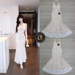 Maxiเดรสยาว คอวี ดีเทลแต่งสายผูกคอ แต่งระบายลูกไม้ตามขอบ อกเสริมฟองน้ำ ตัวเดรสทรงเข้ารูปสวย ชายกระโปรงทรงหางปลา งานเนื้อผ้าลูกไม้สีขาว ตัดกับชับในสีครีม เนื้อผ้ายืดหยุ่นได้เล็กน้อย มีซีปหลัง งานสวยเนื้อผ้าดีคัตติ๊งเป๊ะคะ